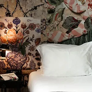 https://du-petit-moulin.fr-paris.fr